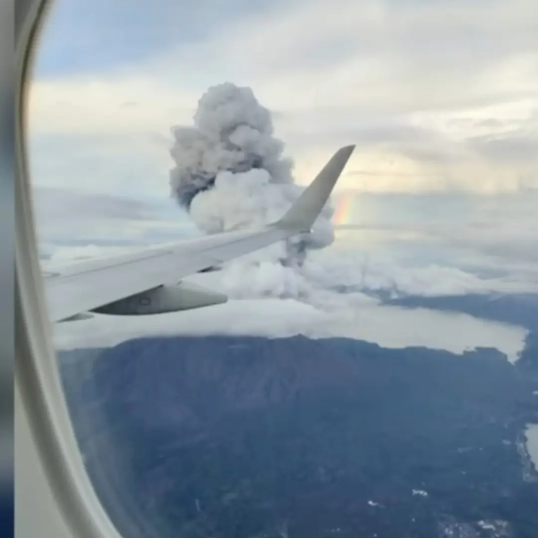 Foto de erupção de vulcão no Japão é tirada por passageiro de avião 